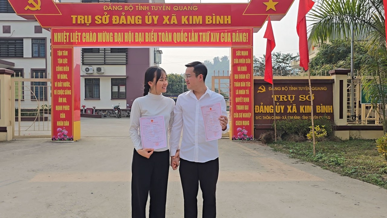 One signature – a lifetime of protection: Thu holds Huyen's hand as they enter marriage.