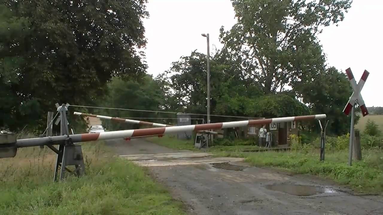 Schrankenposten 135 bei Siersleben mit Desiro