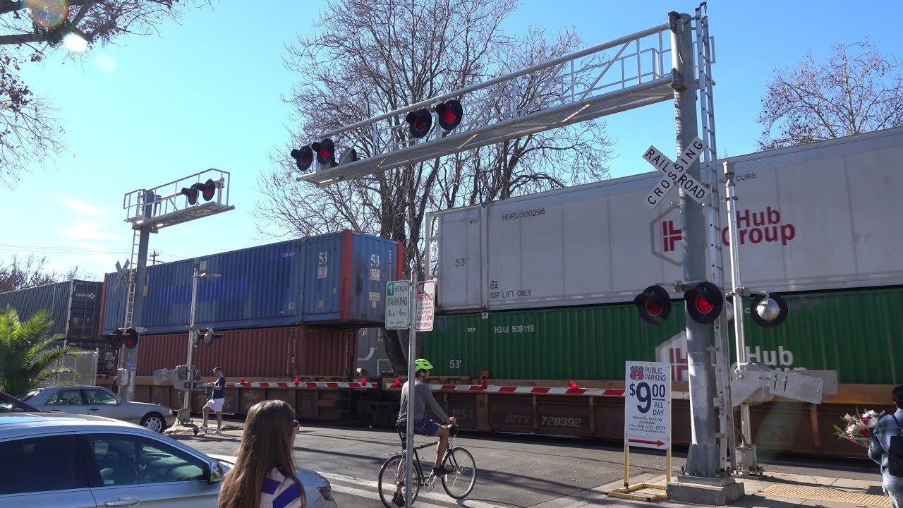 [New E-Bells] UP 8855 Intermodal Stack Train North, L St. Railroad Crossing, Sacramento CA