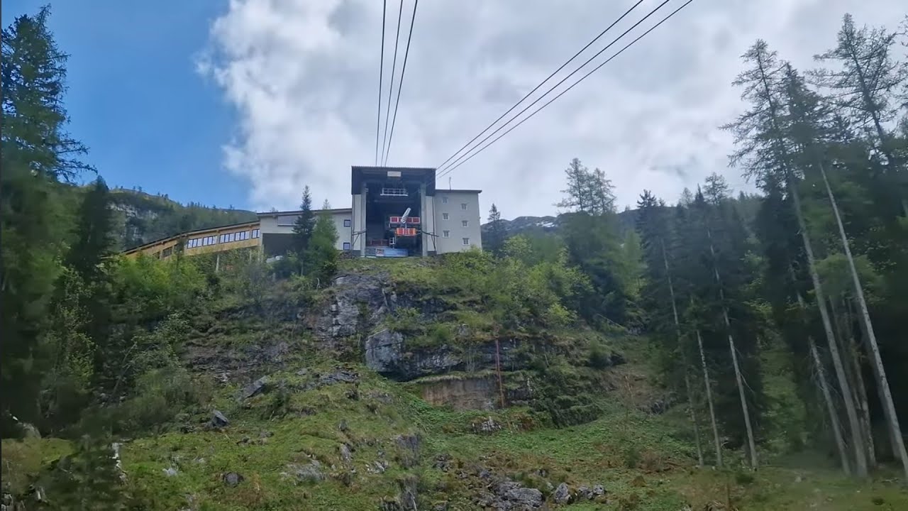 Seilbahnfahrt auf dem Krippenstein (Cable car ride on the Krippenstein mountain)