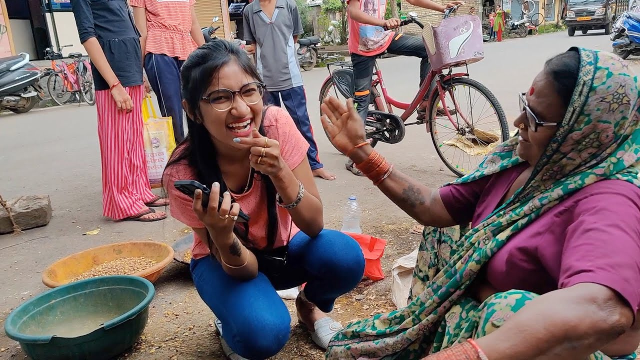 तुळसाबाई गवते काकू बोलतात लय भारी - पावसाळ्यात भाजलेले खारे शेंगदाणे | LATUR