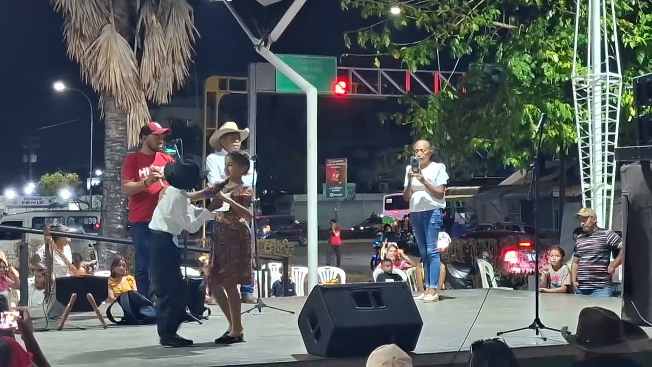 Niños bailando joropo.