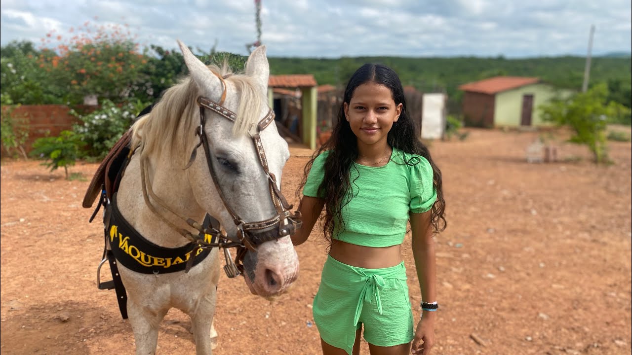 MARIA ARRIANDO O CAVALO PRA ANDAR DEPOIS DE 4 DIAS SEM ANDAR