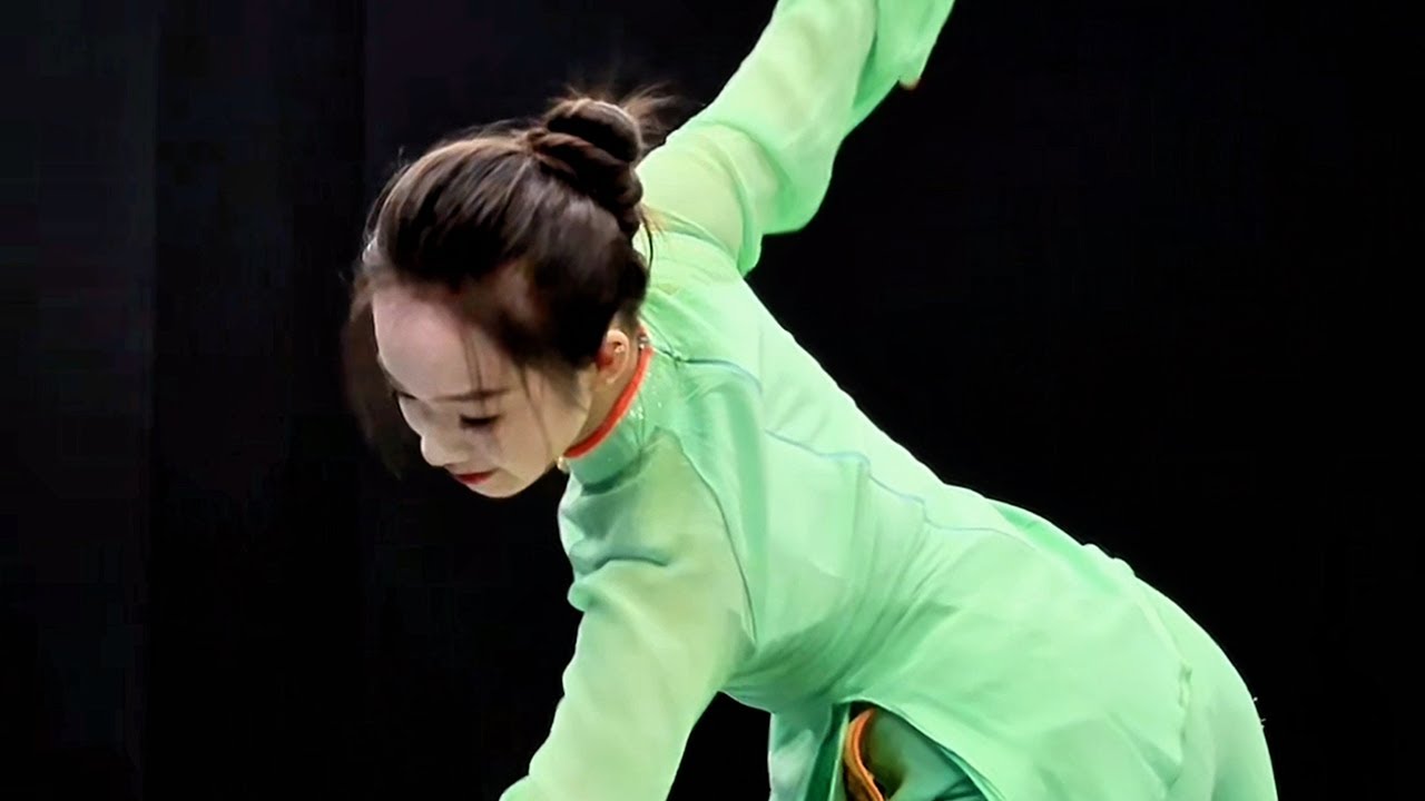 Stunning Chinese Folk Dance Performance: Beautiful Costumes & Impressive Skills!
