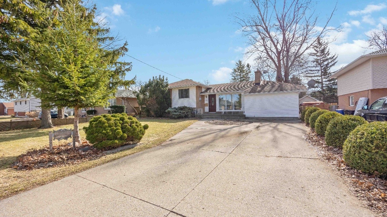 1073 Gurd St, Sarnia ON