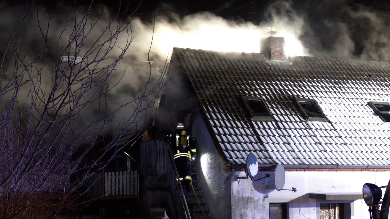 WOHNHAUS BRENNT - SCHNEE UND EISGL&Auml;TTE SORGT F&Uuml;R HERAUSFORDERUNG AUF ANFAHRT ZUM EINSATZORT