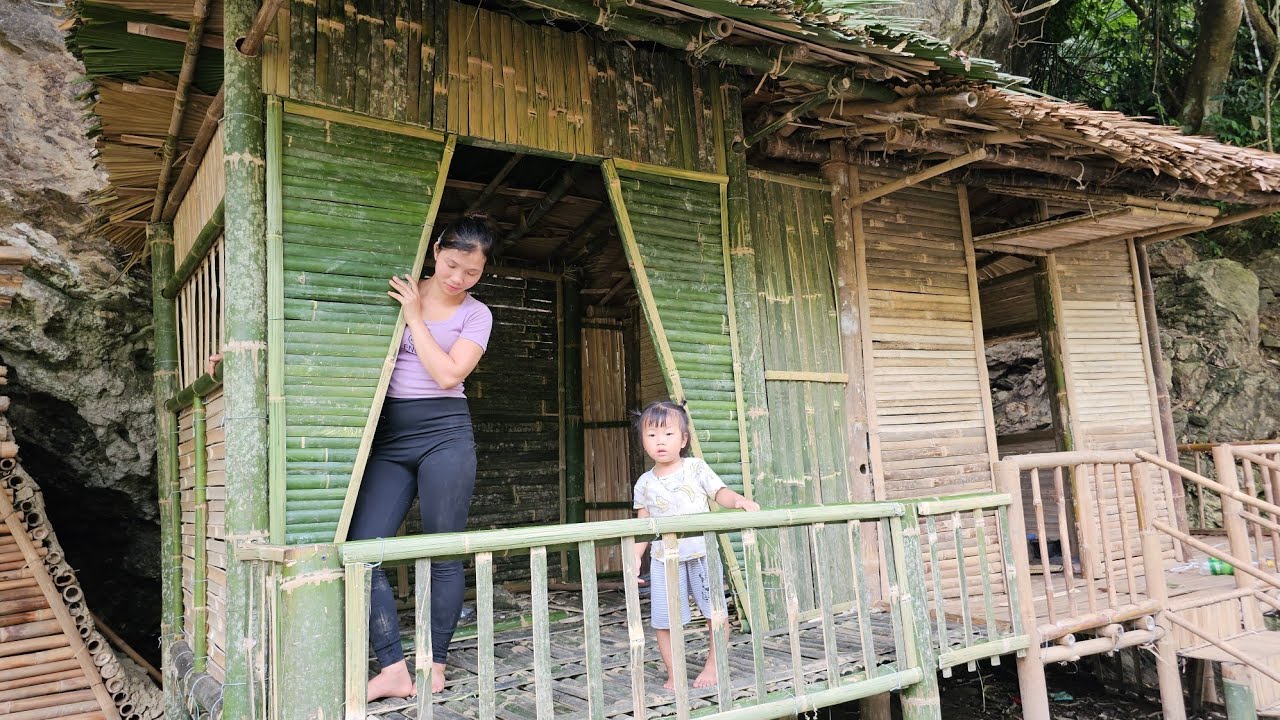 The girl built a bamboo house wall with her daughter - a single mother
