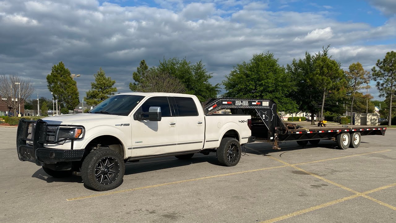 Поднятый F150 Ecoboost тянет прицеп с гуськом