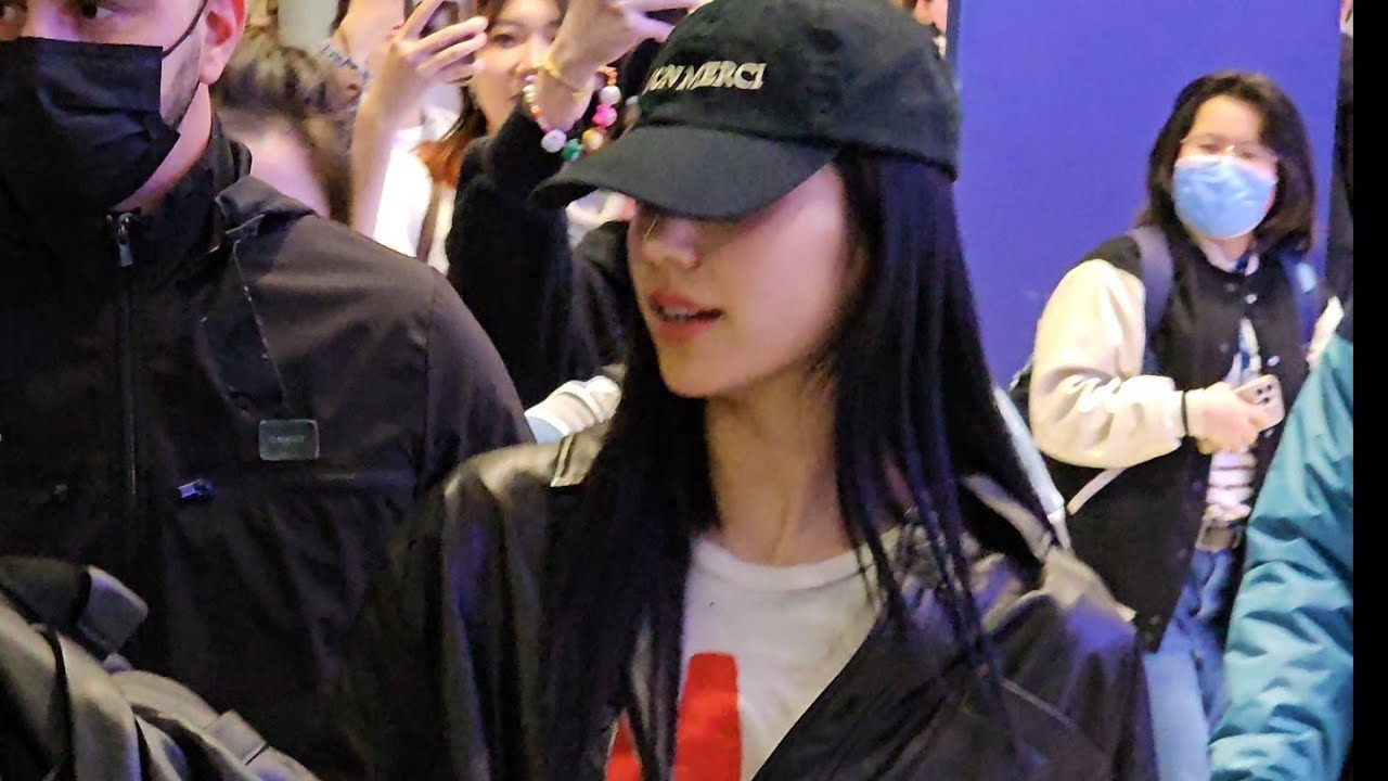 Itzy Hwang Yeji 황예지 arrival @ Charles de Gaulle Airport for the Roger Vivier Paris Fashion Week Show