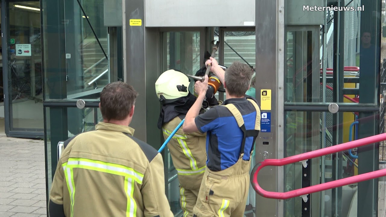 Vrouw vast in Horror lift in Meppel
