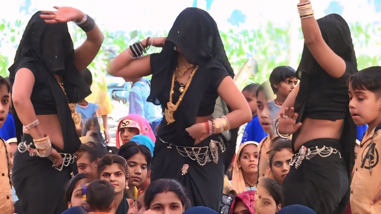 इटावा वाली _भाभी ✓का गजब का डांस!! दो दो न धरियो _गगरिया लग जावे नजरिया✓Anshu Shastri #vikashstudio 