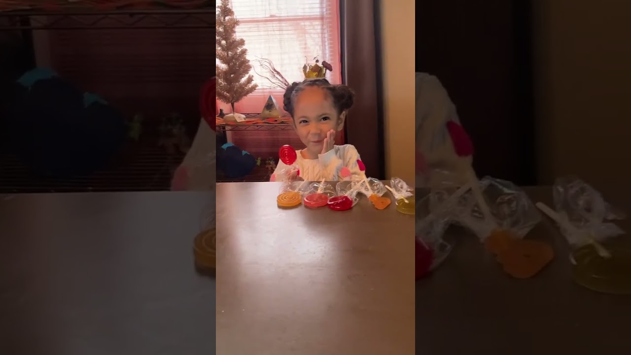 Zoei gives her honest lollipop review and a rating on the taste 👍🍭