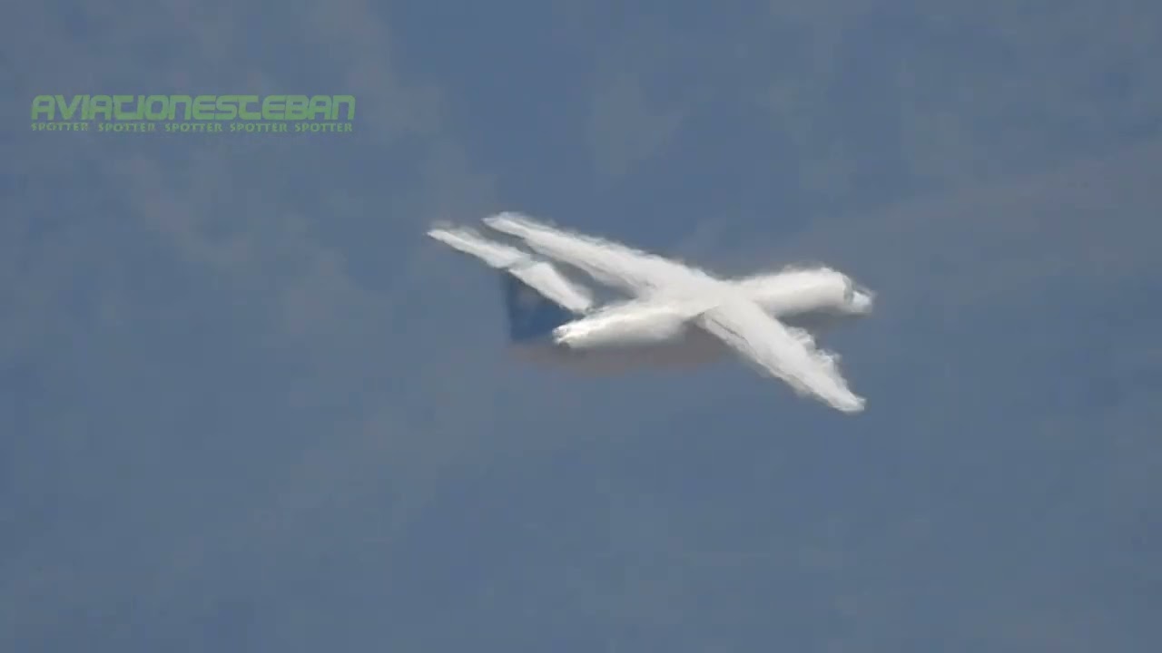 Ecojet avroRj 100 decolaje y viraje hacia la cordillera norte de Cochabamba.