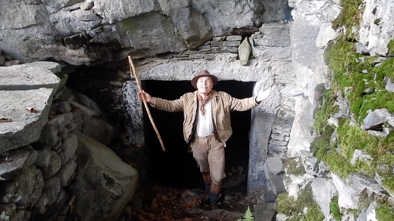 Bushcraft Mäke findet durch Jesus oder Marx das verlassene Tessinerdorf Faid.