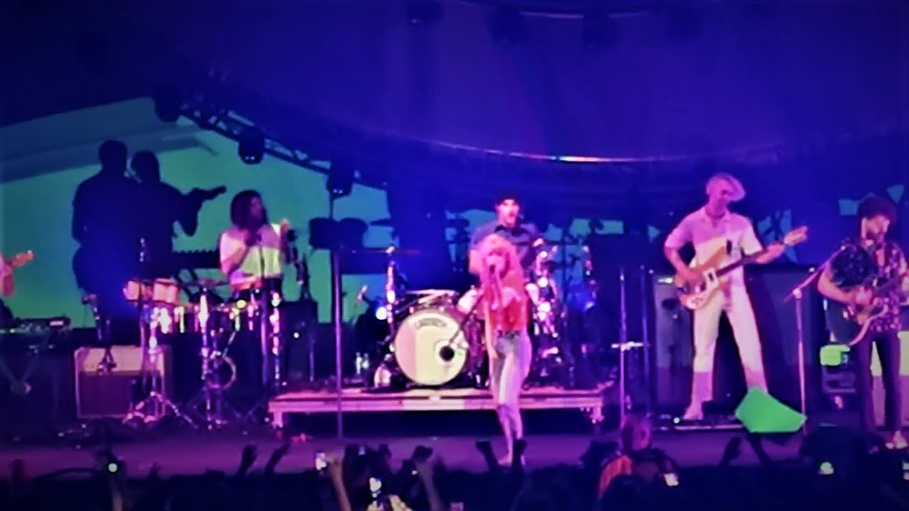 Paramore - Intro and Hard Times with Heart Of Glass at Cardiff Motorpoint Arena - Tour Three