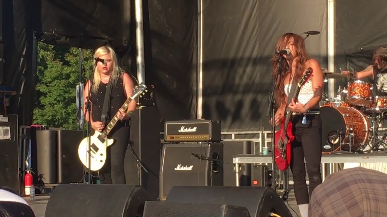 The Bombpops - FOMO (Live at Riot Fest ‘18)