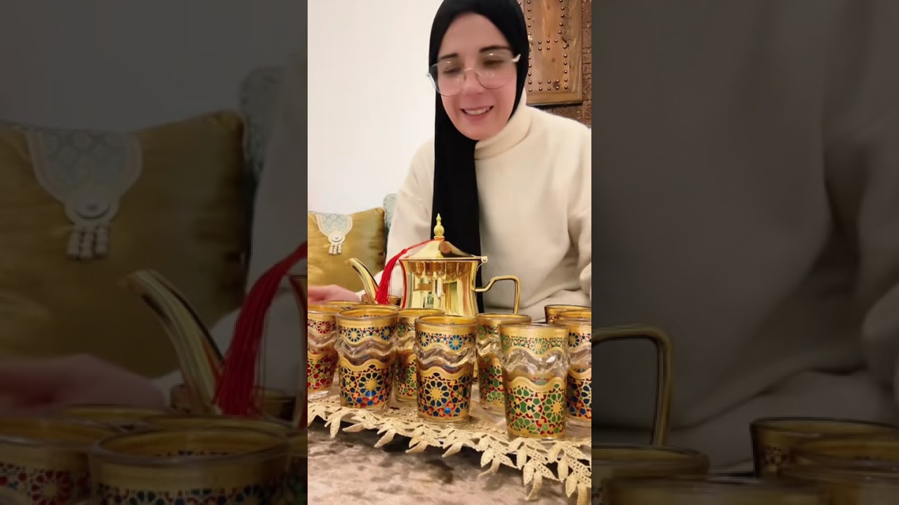 بقيت متبعه الكراطن ملي دخلت الكوزينه لقيت الفطور دار الرجلين وخارج على الكوزينه