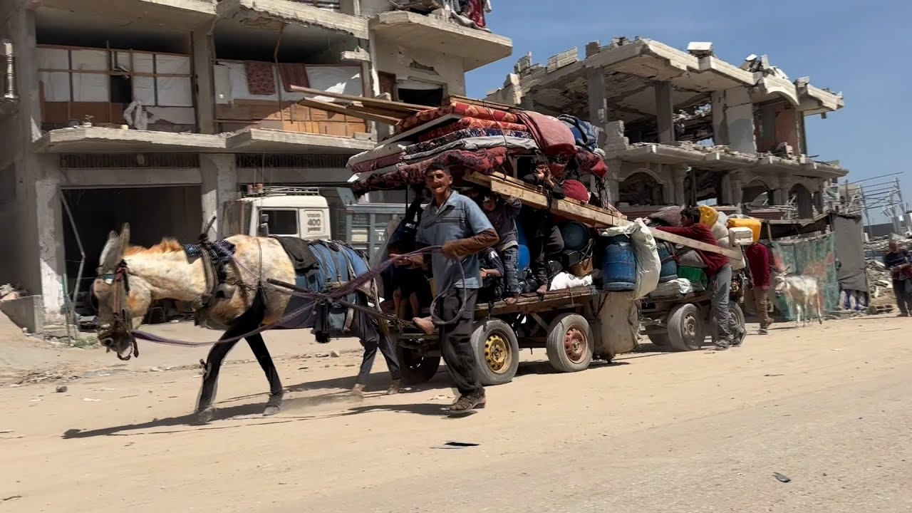 مواطنون ينزحون من جباليا شمال قطاع غزة هربًا من قصف الاحتلال الإسرائيلي المستمر