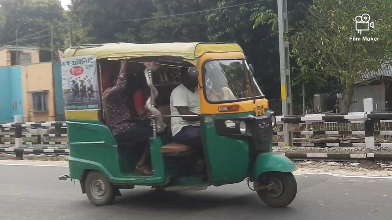 মায়পুর যাওয়ার পথে রঙ গেল চোখে,মুখে,কানে তীর্থ যাত্রীদের। দোলে চোখ-মুখ ঢেকে সাবধানে মায়পুর যান ।