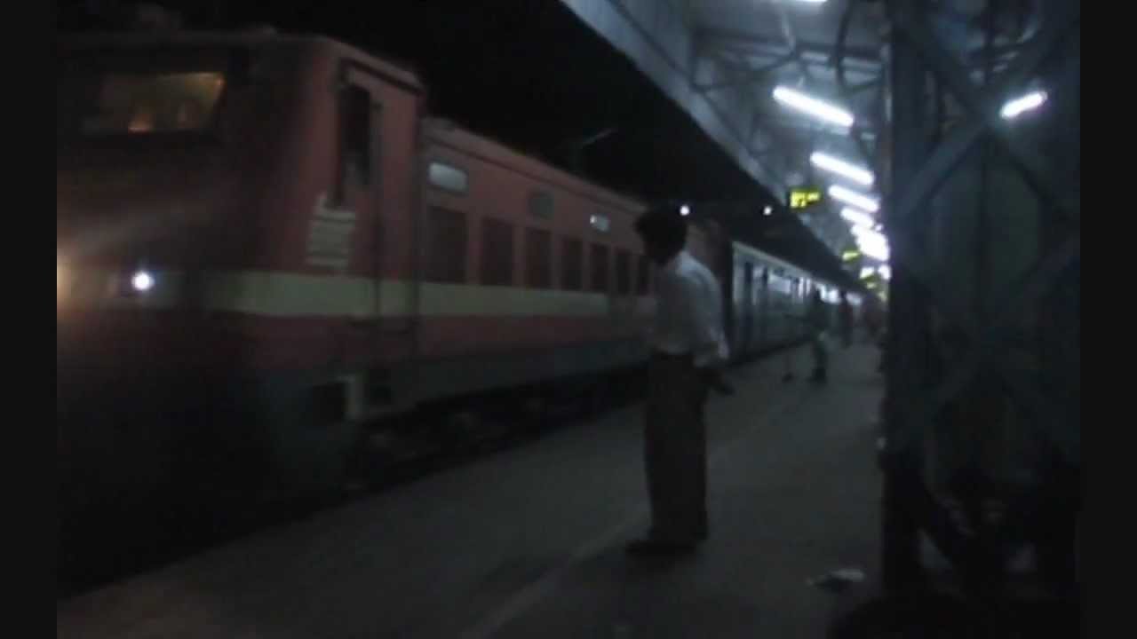 Avadh Express arriving at Ratlam Jn.