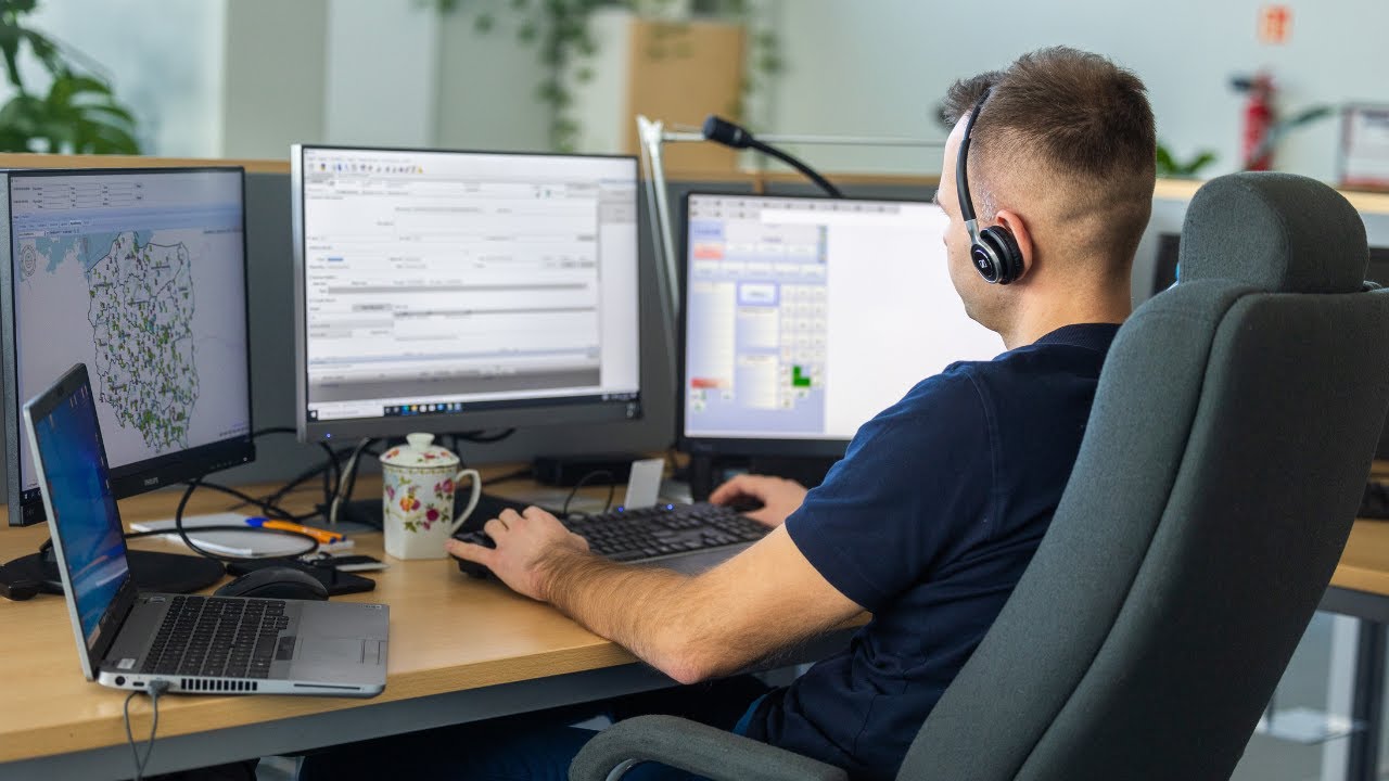 Operatorzy numer&oacute;w alarmowych opowiadają o swojej pracy