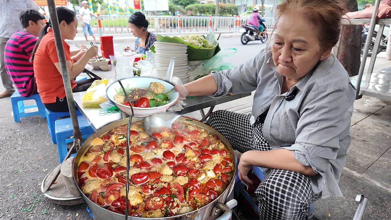 Những Quán Bún Riêu Truyền Thống Chỉ Toàn RIÊU CUA Cà Chua Nồi Nước Lèo Siêu To Đỏ Rực Nhìn Là Thèm
