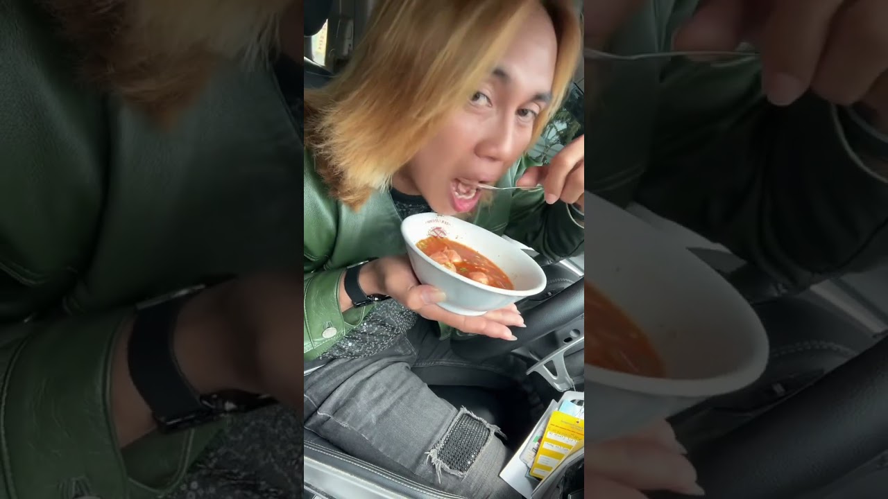 Lagi makan bakso