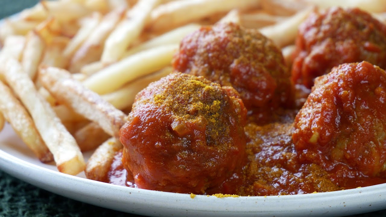 Hackbällchen mit Currysauce & Pommes (Rezept) || Meatballs with Curry Tomato Sauce || [ENG SUBS]