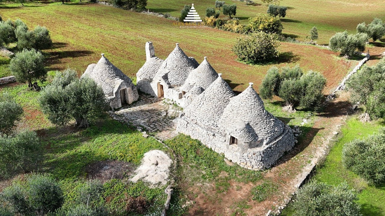 Complesso di trulli con sette coni con due ettari di terreno