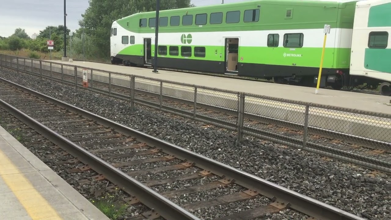 13:30 PM WB GO cab car 327 & MPI MP40PH-3C 616 Bronte Go station September 13 2019