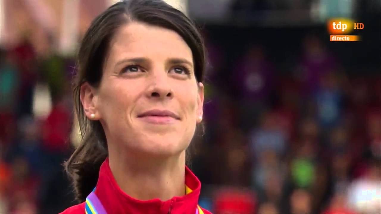 Ruth Beitia escucha el himno espa&ntilde;ol European Athletics Championships 2014 Zurich