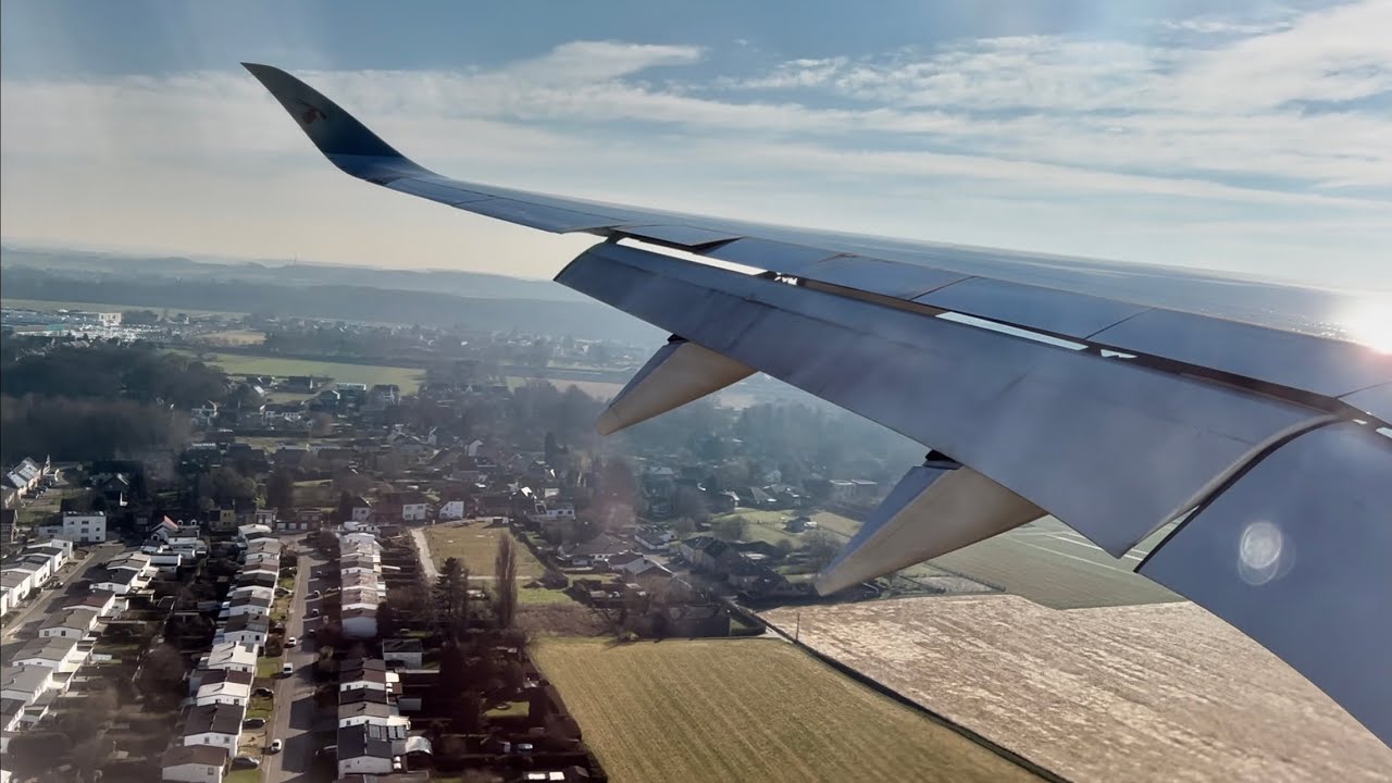 Qatar airways A350 landing in Brussels airport
