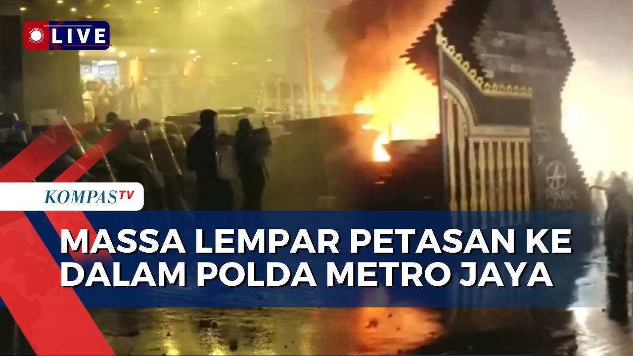 [LIVE] Pantauan Terbaru, Massa Demo Lempar Petasan ke Dalam Polda Metro Jaya | BERUT