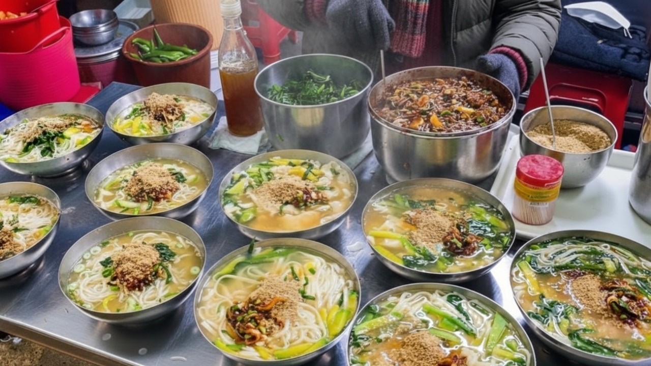 자리 없어서 돌아간다?! 간판도 없는데 대구 사람은 다 안다는 전설의 할머니국수 Korean street food