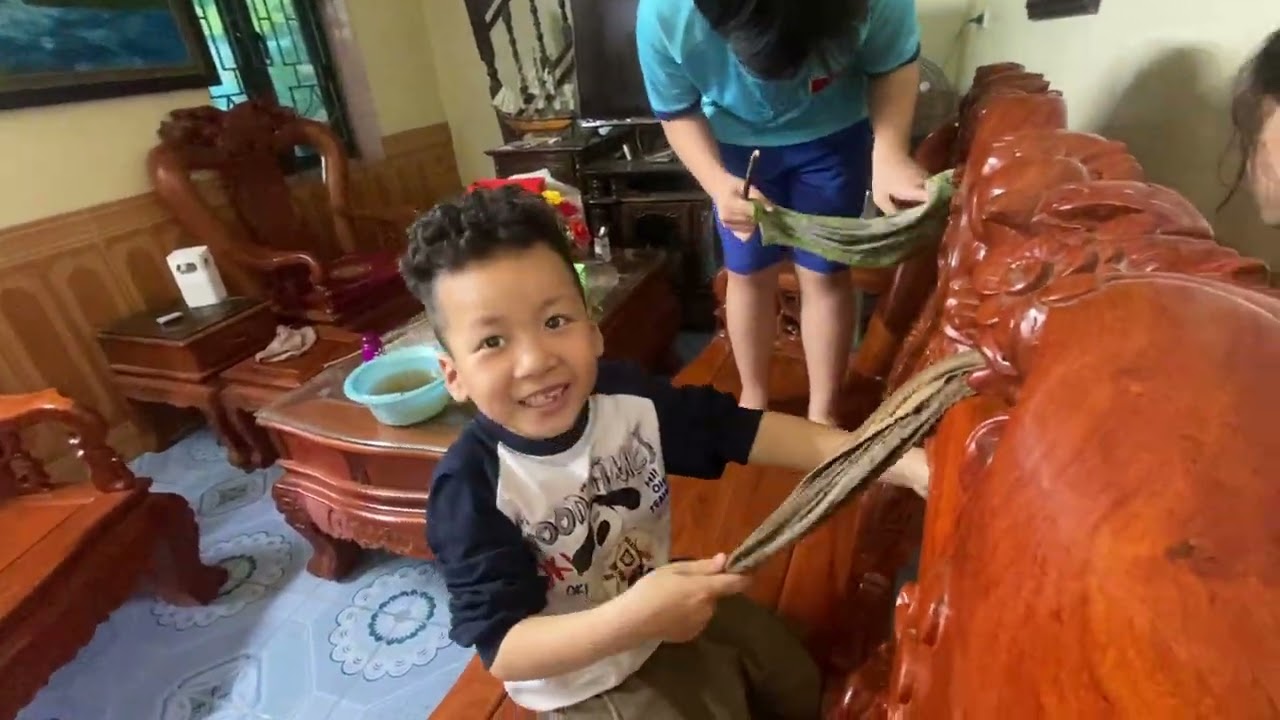Lau bàn ghế chuẩn bị đón Tết