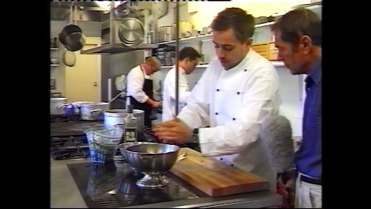 Tv k&oslash;kkenet i &aring;r 2000 p&aring; Munkebo Kro med Thomas Pasfall der laver Krebinetter.