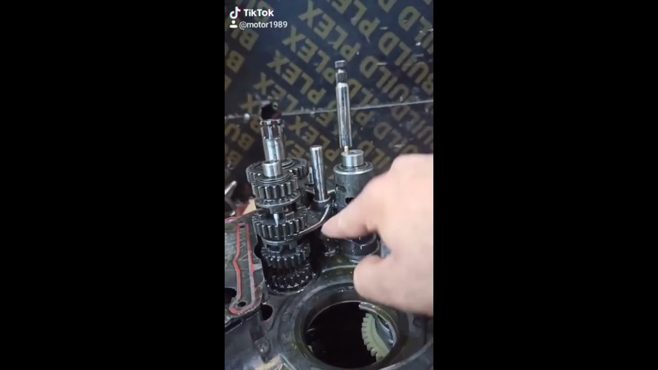 كيفية وضع واشرات الگير في المكان المخصص لها.... وطبعاً  كانت المشكلة في الگير بسبب واشر واحد👉🏍️