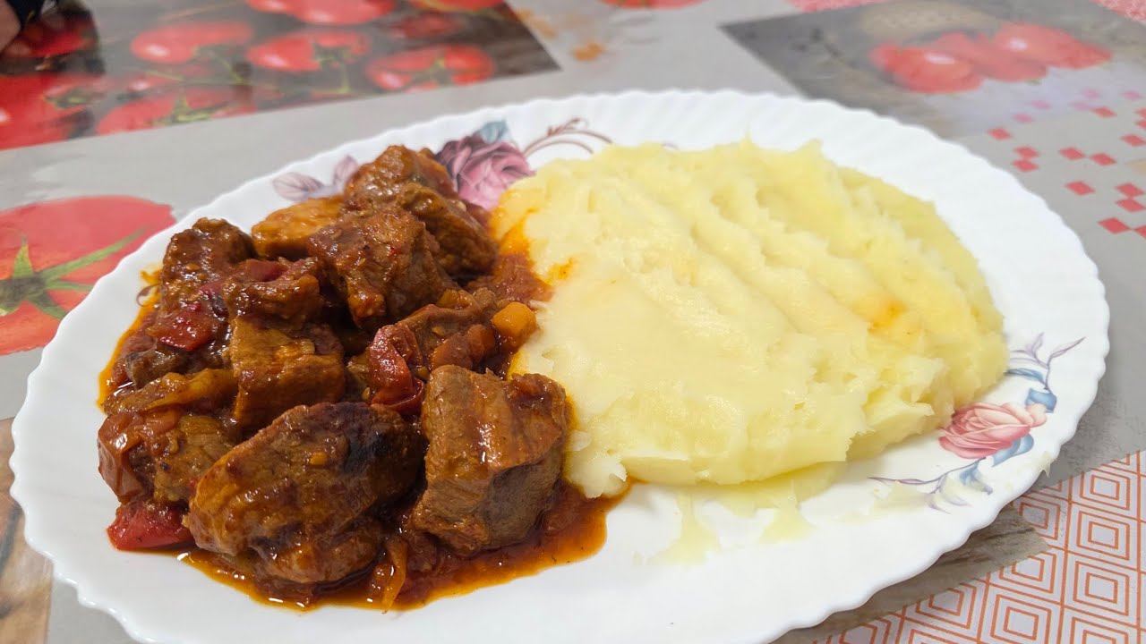 Rețetă de sos de carne de porc cu piure de cartofi, de la bunica