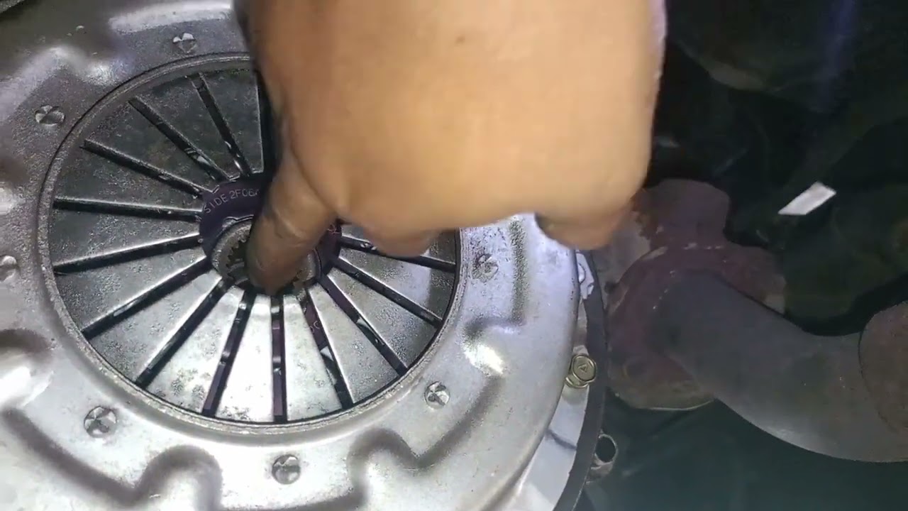 Paano magkabit ng clutch lining at pressure plate sa flywheel ng L300?