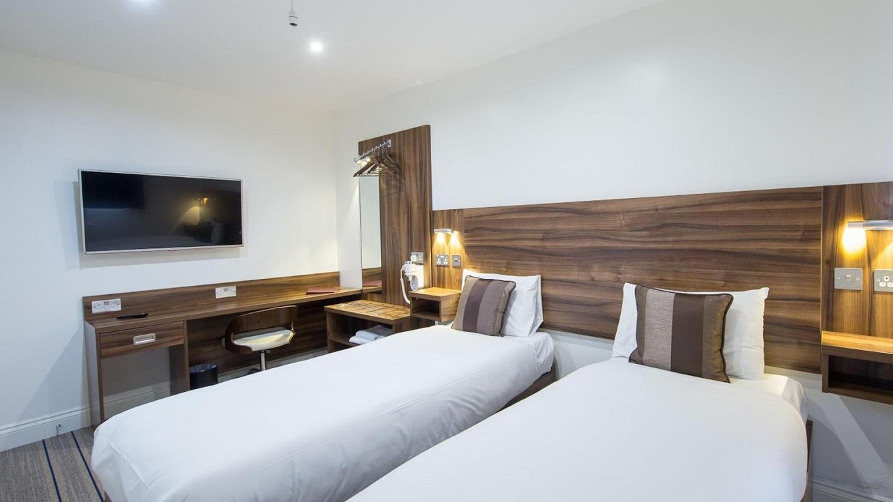 Heathrow-Windsor Guest House | London, United Kingdom | Hotel Review 🏩