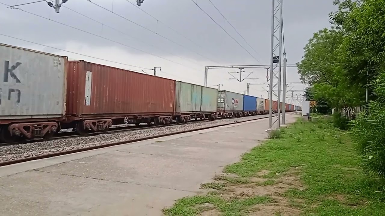 🚩डीजल लोको शेड रोजा गांधीधाम के साथ रेवाड़ी की तरफ बधाल से कन्टेंर गाड़ी मेल लाईन से निकलती हुई 💥
