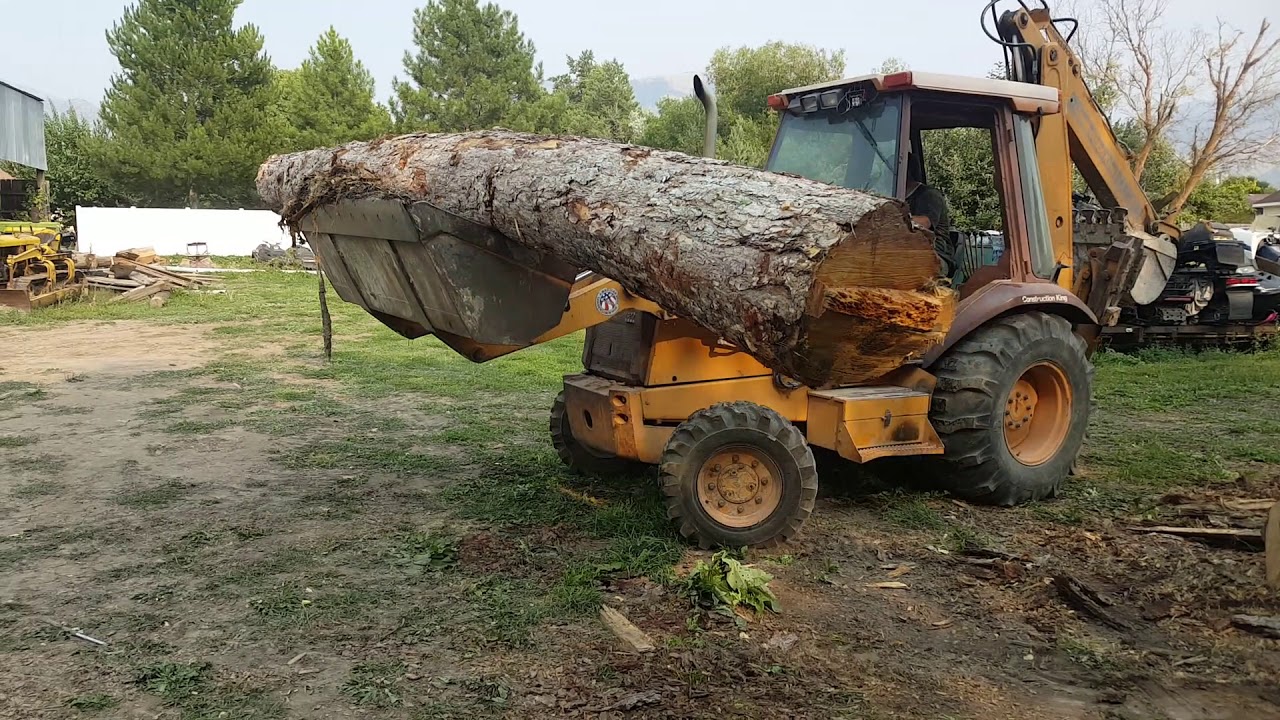 Case 580 sk 4x4 backhoe moving logs