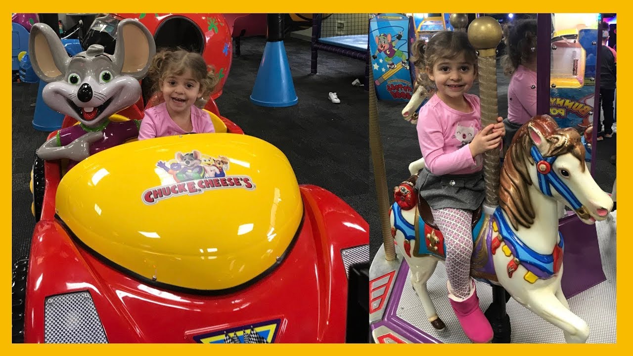Daniela va a Chuck E Cheese