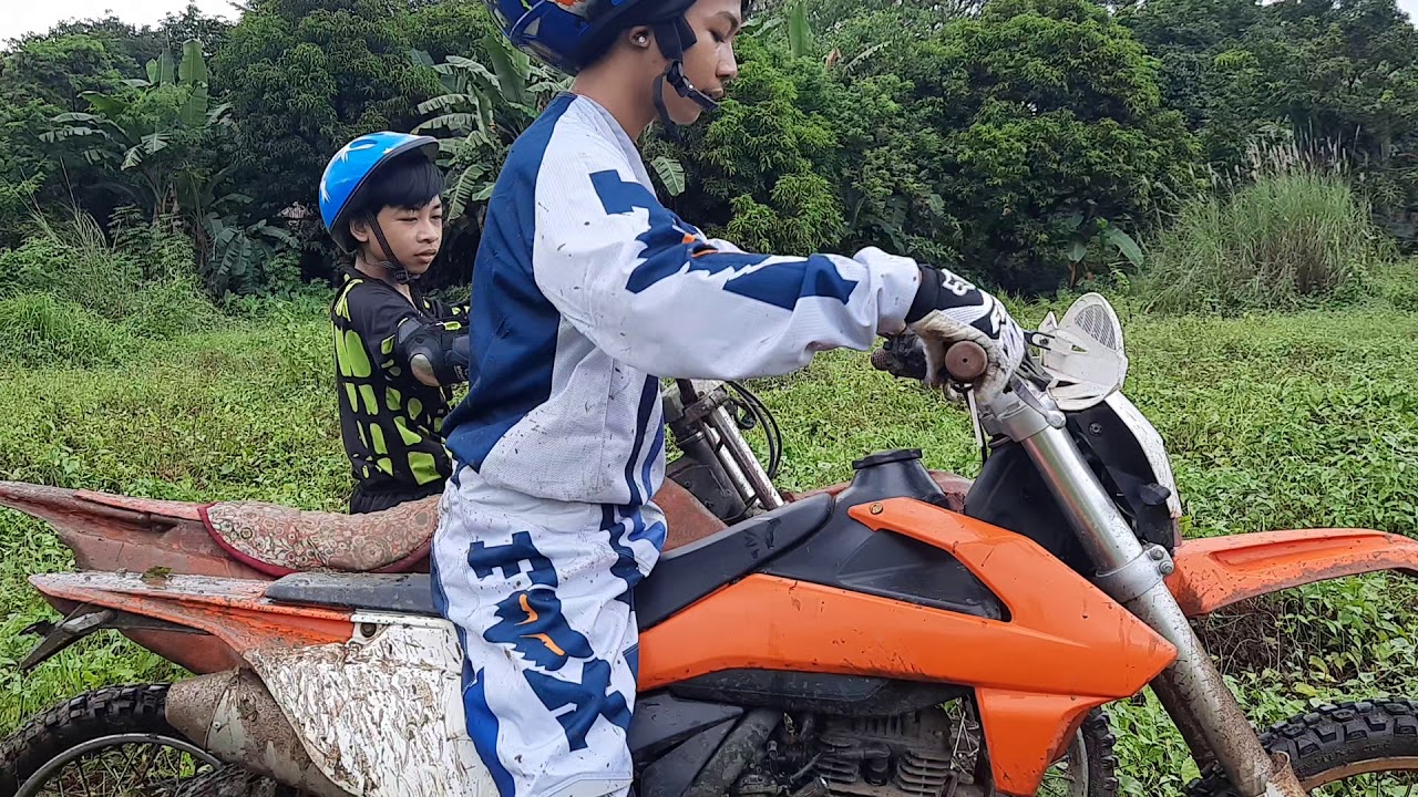 Rusi kry 200  vs Yamaha 100 praktis ng mga anak  ko unang andar nila sa palayang maputik.