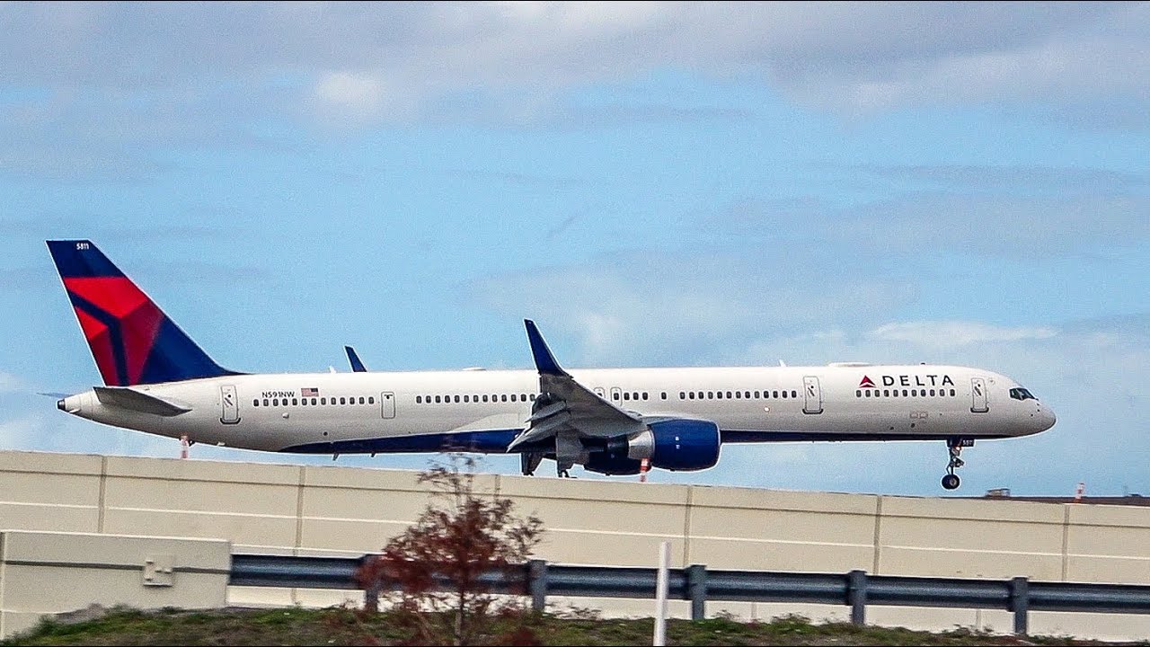 757 Lands On HWY (almost) Spotting TPA