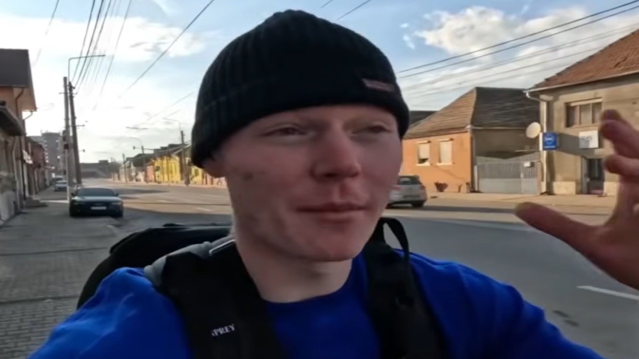 un danez bolund face autostopu până ajunge în Mediaș