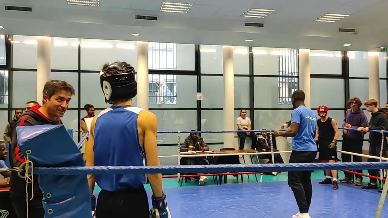 29 février 2024. Championnat IDF universitaire boxe anglaise assaut. Finale -60  kg. Jorn en bleu.