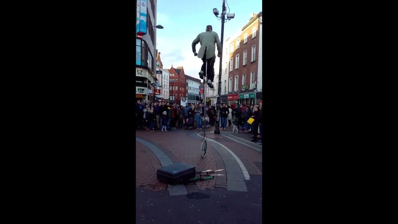 Street artist_Grafton Street_18_02_2017_Simply brilliant! Lara Vox :)