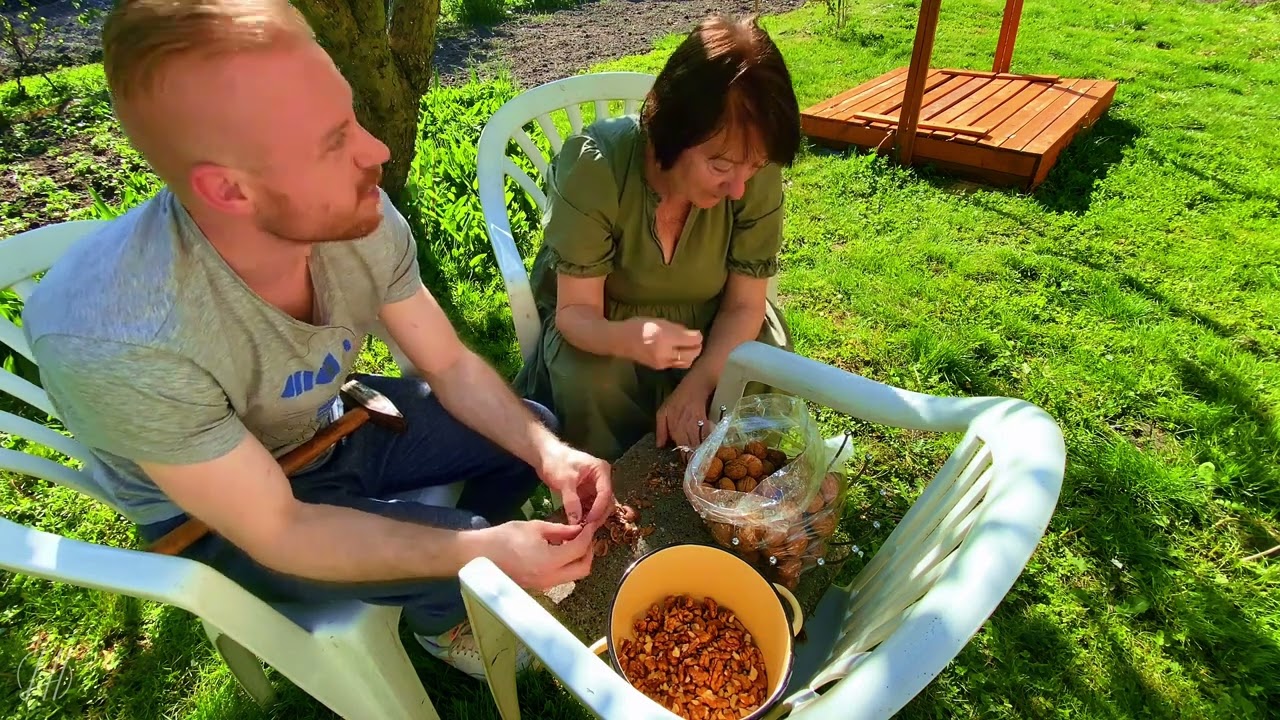 Deshelling Walnuts with My Mum in Poland 🌰❤️
