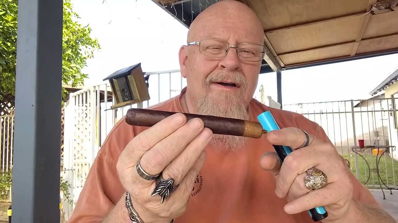 Сигара Персидского короля Раджи Мадуро Gran Habano во внутреннем дворике